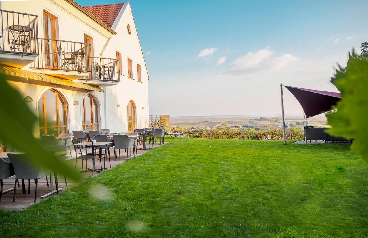 Weingut & Gaestehaus Zum Seeblick - Familie Sattler Hotel Jois Exterior photo