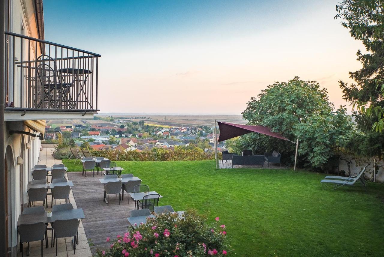 Weingut & Gaestehaus Zum Seeblick - Familie Sattler Hotel Jois Exterior photo