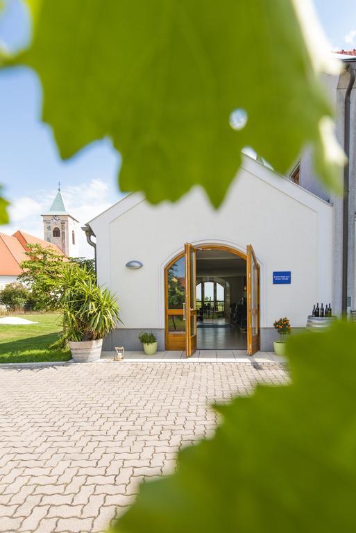 Weingut & Gaestehaus Zum Seeblick - Familie Sattler Hotel Jois Exterior photo