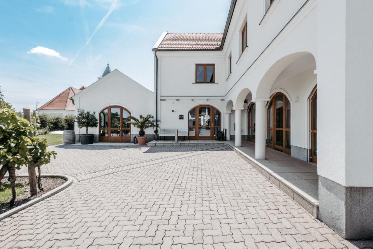 Weingut & Gaestehaus Zum Seeblick - Familie Sattler Hotel Jois Exterior photo