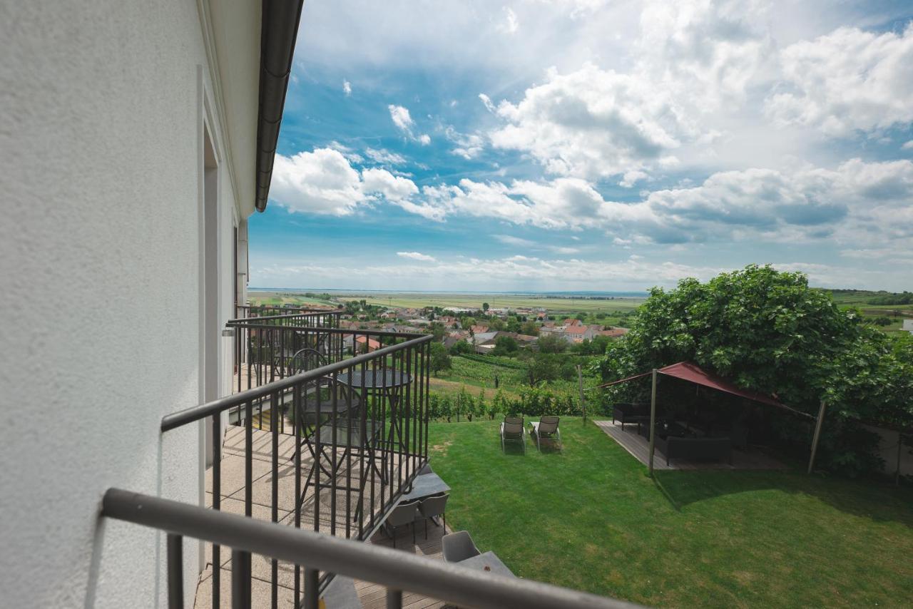 Weingut & Gaestehaus Zum Seeblick - Familie Sattler Hotel Jois Exterior photo