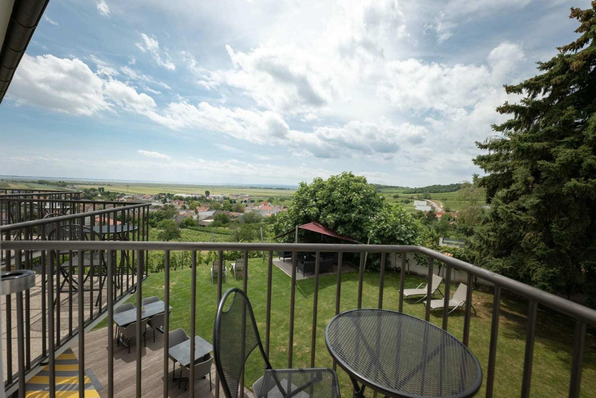 Weingut & Gaestehaus Zum Seeblick - Familie Sattler Hotel Jois Exterior photo